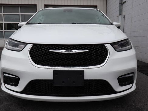 Used 2023 Chrysler Pacifica Touring-L FWD image 2