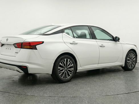 Used 2025 Nissan Altima 2.5 SV FWD image 9