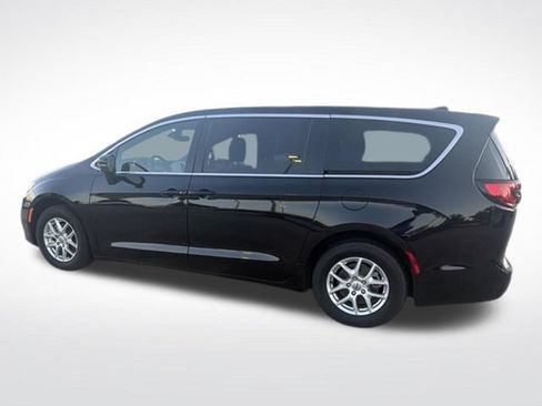 Used 2025 Chrysler Pacifica Select FWD image 7