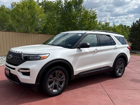 Certified 2021 Ford Explorer XLT w/ Equipment Group 202A AWD/4WD image 4