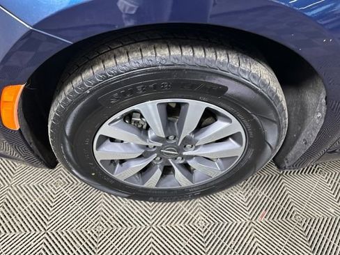 Used 2024 Chrysler Pacifica Select image 10