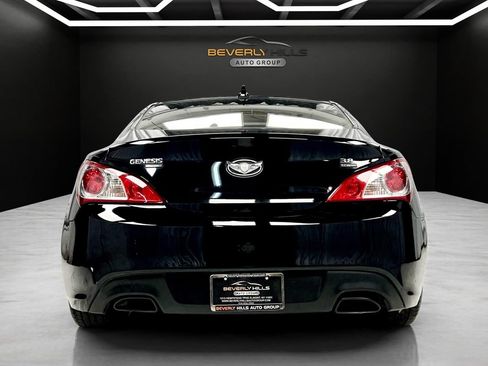 Used 2011 Hyundai Genesis 3.8 RWD image 4