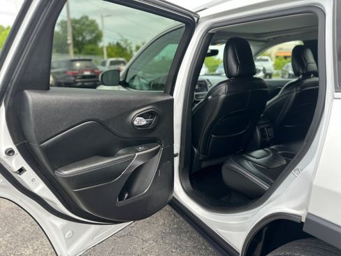 Used 2019 Jeep Cherokee Latitude Plus w/ Comfort/Convenience Group AWD/4WD image 36