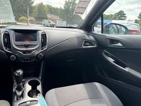 Used 2017 Chevrolet Cruze LT w/ Convenience Package FWD image 11