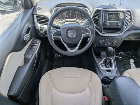 Used 2018 Jeep Cherokee Latitude FWD image 16