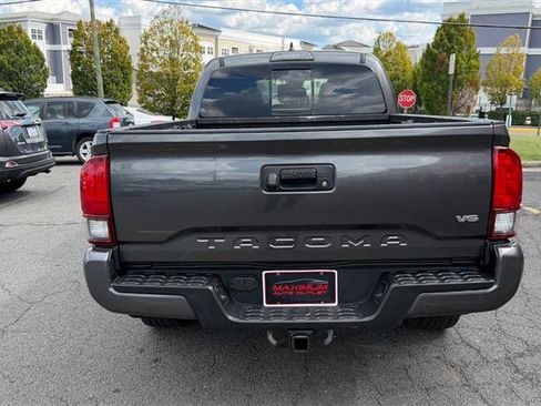 Used 2018 Toyota Tacoma TRD Sport AWD/4WD image 12