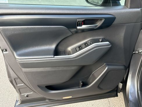 Used 2022 Toyota Highlander XLE AWD/4WD image 13
