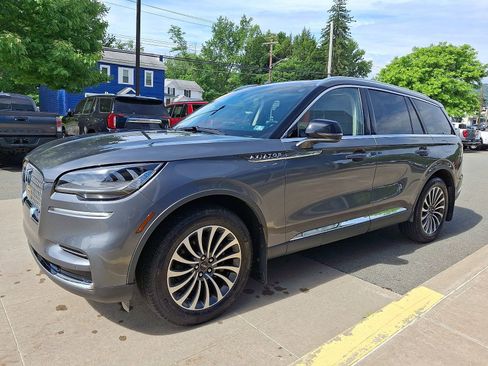 Used 2024 Lincoln Aviator AWD w/ Premium Package image 3