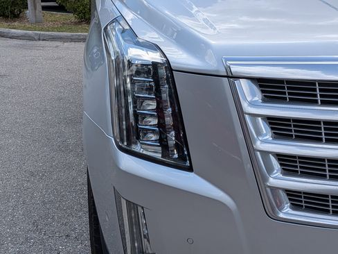 Used 2019 Cadillac Escalade Premium Luxury AWD/4WD image 9