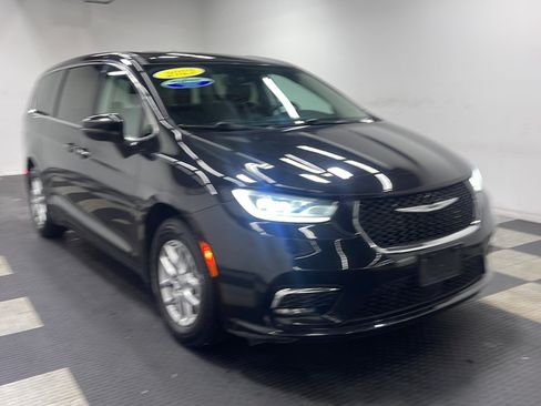 Used 2023 Chrysler Pacifica Touring-L FWD image 24