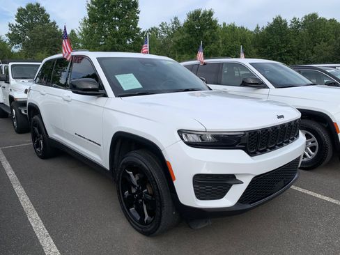 Used 2023 Jeep Grand Cherokee Altitude AWD/4WD image 1