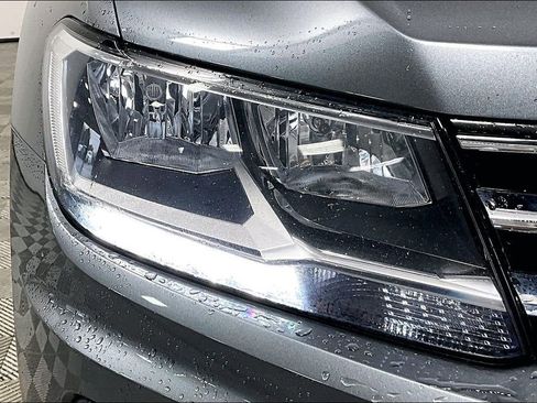 Used 2021 Volkswagen Tiguan SE w/ Panoramic Sunroof Package image 28