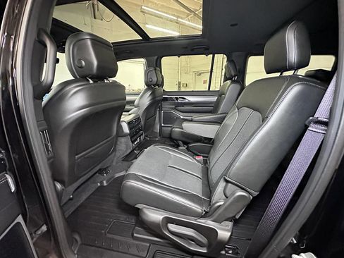 Certified 2024 Jeep Wagoneer Series II w/ Convenience Group I image 30