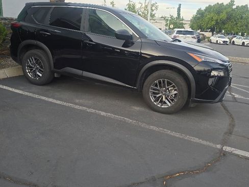 Used 2024 Nissan Rogue S AWD/4WD image 2
