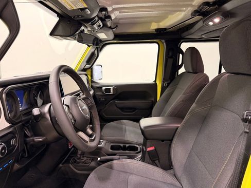 Used 2024 Jeep Wrangler Unlimited image 11