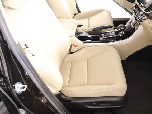 Used 2017 Honda Accord Touring image 14