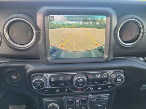 Used 2021 Jeep Gladiator Overland w/ Popular Equipment Package AWD/4WD image 26