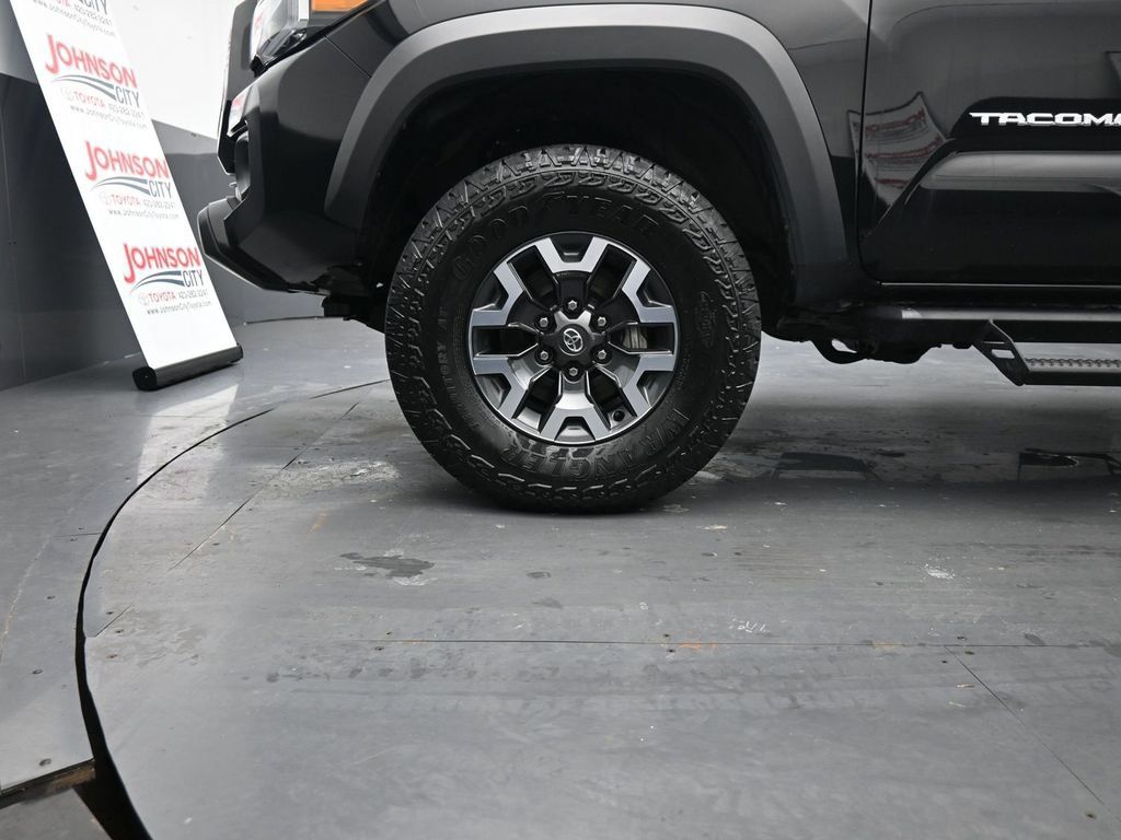 Used 2022 Toyota Tacoma TRD Off-Road AWD/4WD image 15