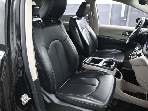 Used 2023 Chrysler Pacifica Touring-L FWD image 17