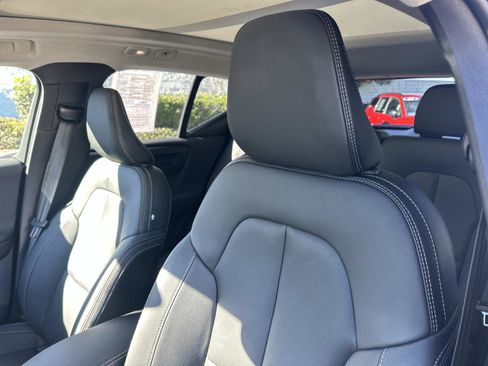 Certified 2025 Volvo XC40 B5 Plus w/ Protection Package Premier image 19