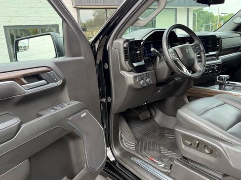 Used 2025 Chevrolet Silverado 1500 LT Trail Boss w/ Convenience Package II AWD/4WD image 16