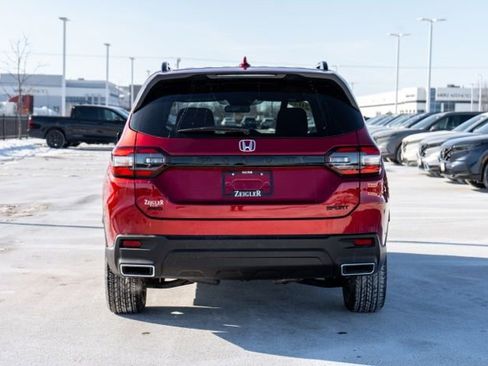 Used 2025 Honda Pilot Sport image 5