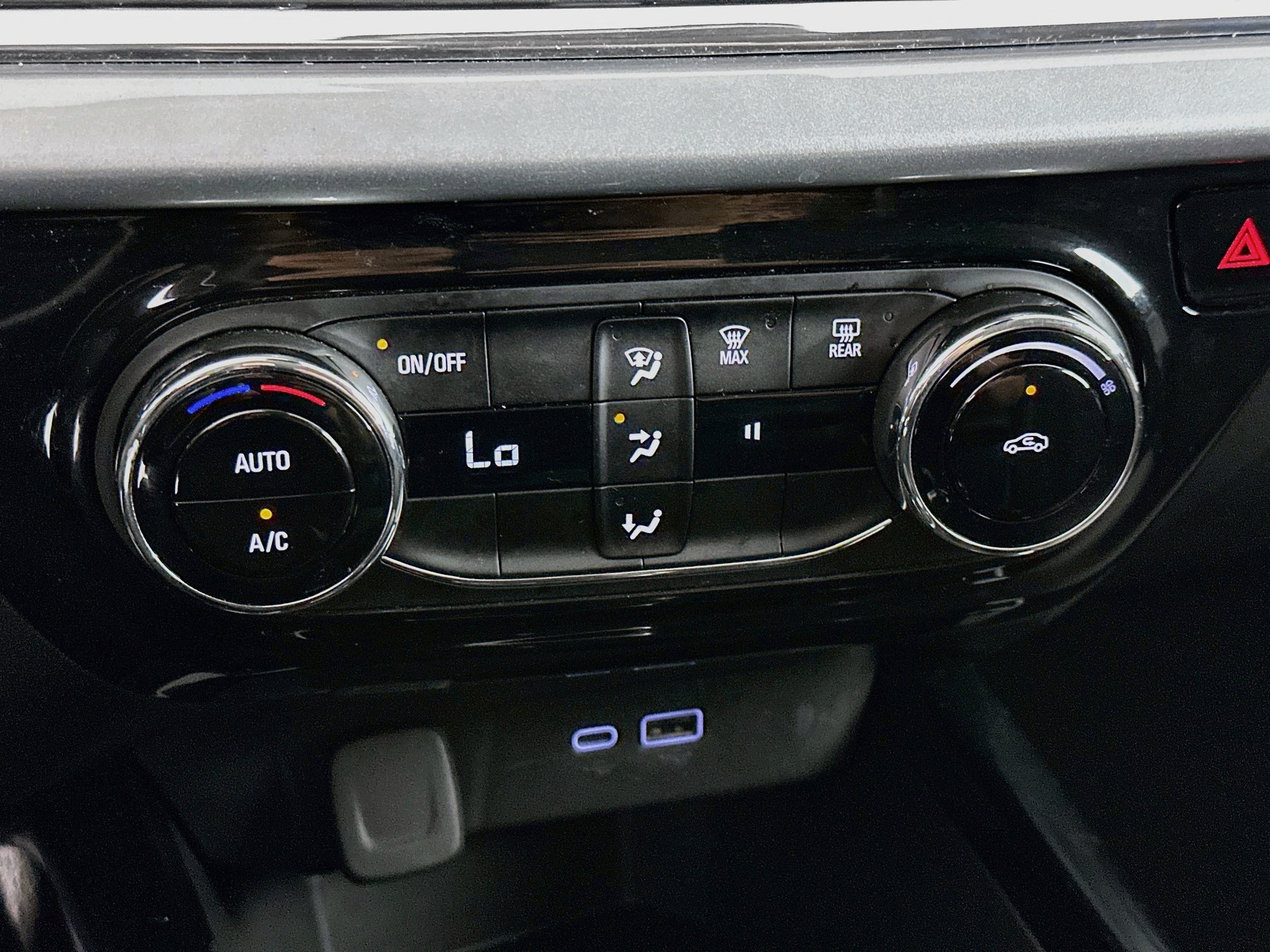 Used 2025 Chevrolet Trax LT FWD image 23