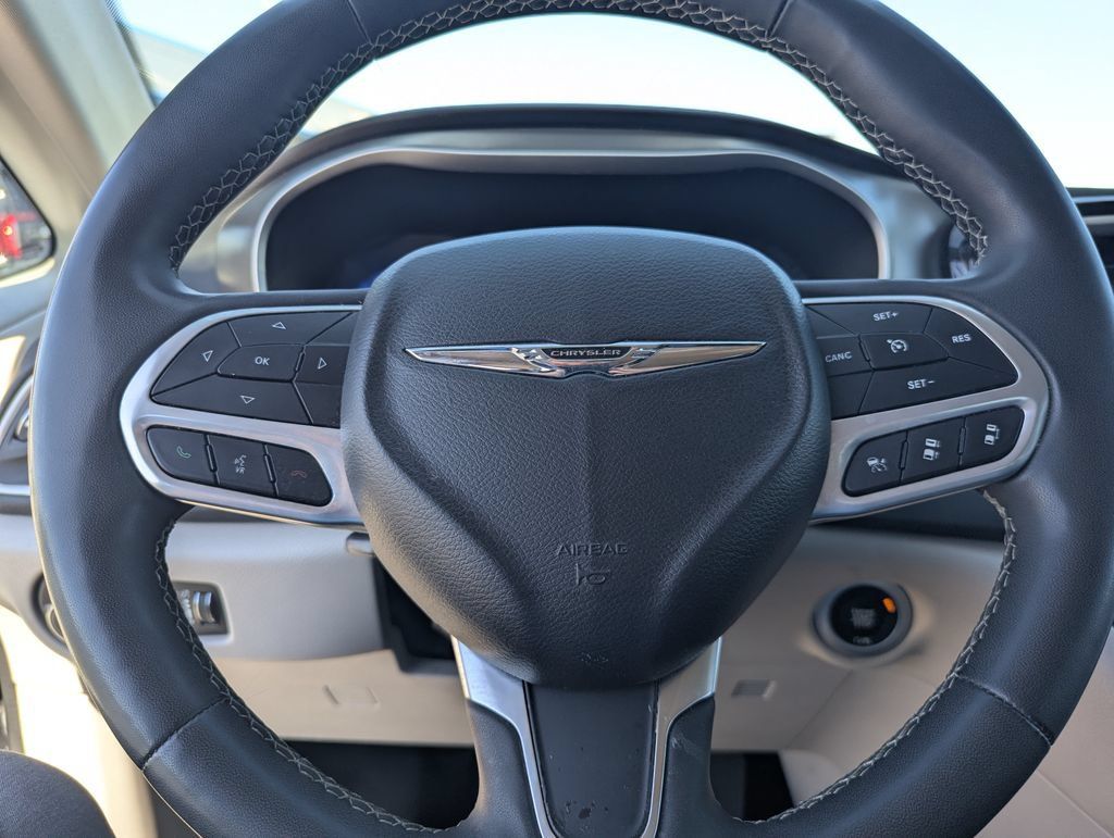 Used 2023 Chrysler Pacifica Touring-L FWD image 24