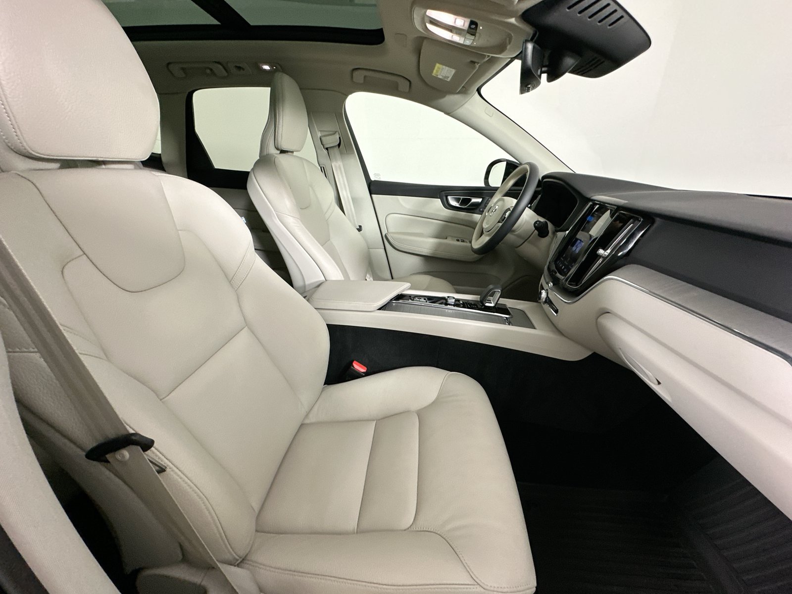 Certified 2024 Volvo XC60 B5 Plus w/ Climate Package AWD/4WD image 44