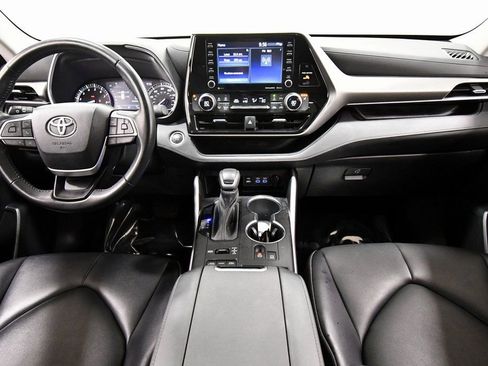 Used 2022 Toyota Highlander XLE image 3