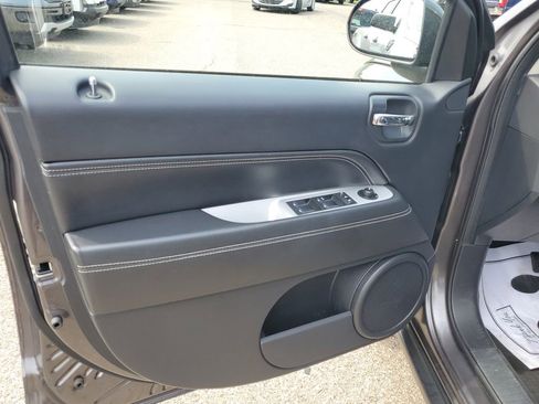 Used 2017 Jeep Compass Latitude FWD image 19