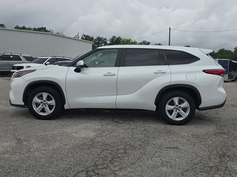 Used 2023 Toyota Highlander LE FWD image 3