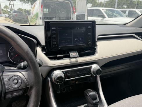 Used 2021 Toyota RAV4 XLE w/ Convenience Package FWD image 19