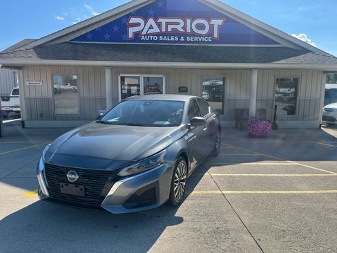 Used 2024 Nissan Altima 2.5 SV FWD image 1