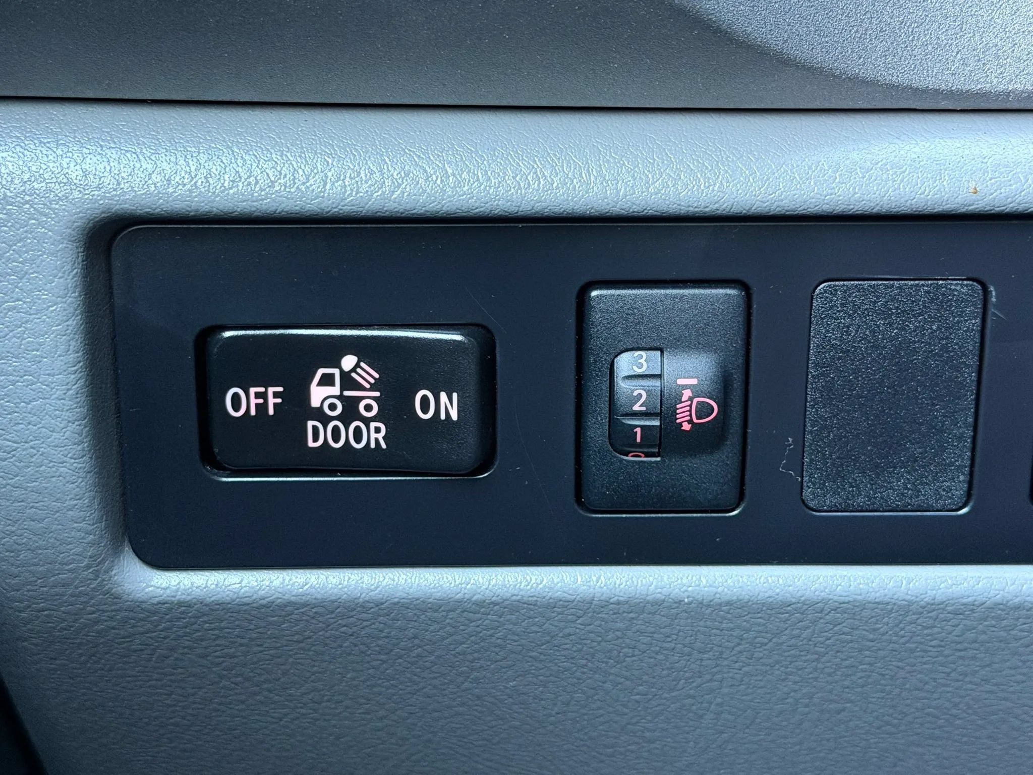 Used 2011 Toyota Tundra 2WD CrewMax w/ SR5 Pkg image 21