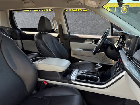 Used 2022 Kia Carnival LX image 20
