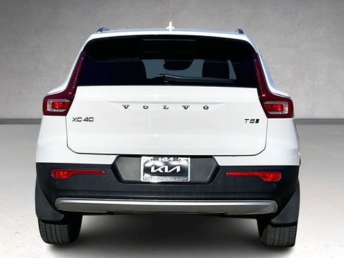 Used 2019 Volvo XC40 T5 Momentum image 5