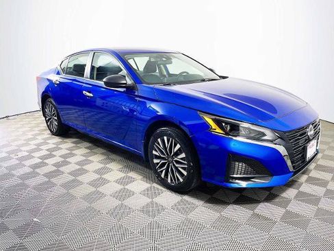 Certified 2025 Nissan Altima 2.5 SV AWD/4WD image 3