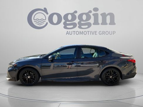 Used 2025 Toyota Camry SE FWD image 2