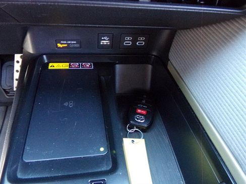Used 2025 Toyota Camry SE FWD image 33