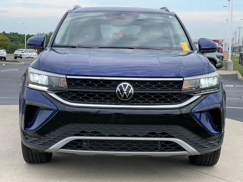 Used 2022 Volkswagen Taos SE w/ Panoramic Sunroof Package FWD image 2