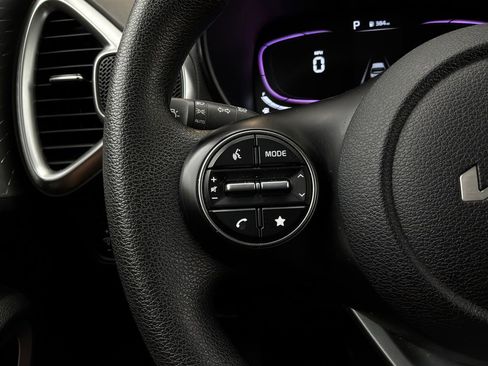 Used 2025 Kia Soul LX w/ LX Technology Package FWD image 31
