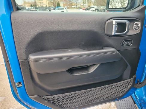 Used 2022 Jeep Wrangler Unlimited Sahara w/ Cold Weather Group image 17