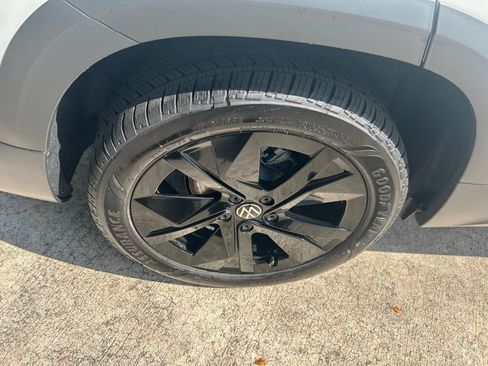 New 2026 Volkswagen Taos SE image 20