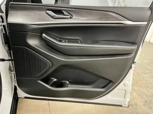 Used 2023 Jeep Grand Cherokee Limited RWD image 18