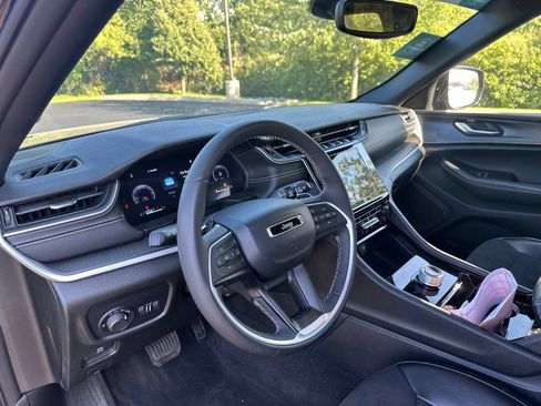Used 2023 Jeep Grand Cherokee Altitude AWD/4WD image 12