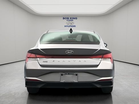 Used 2022 Hyundai Elantra SE FWD image 24