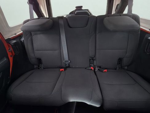Used 2019 Jeep Wrangler Unlimited Sahara w/ Uconnect 4C Nav & Sound Group AWD/4WD image 12