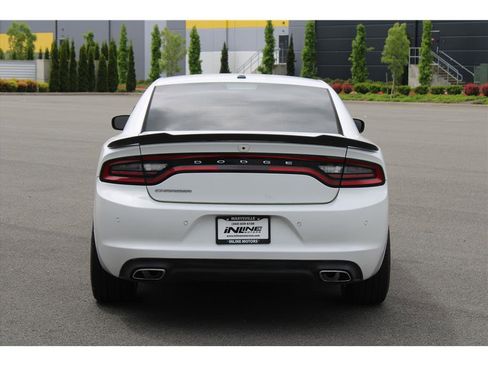 Used 2018 Dodge Charger SXT RWD image 3