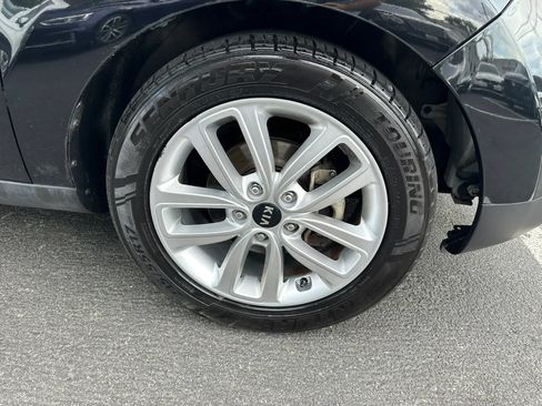 Used 2017 Kia Soul + FWD image 11